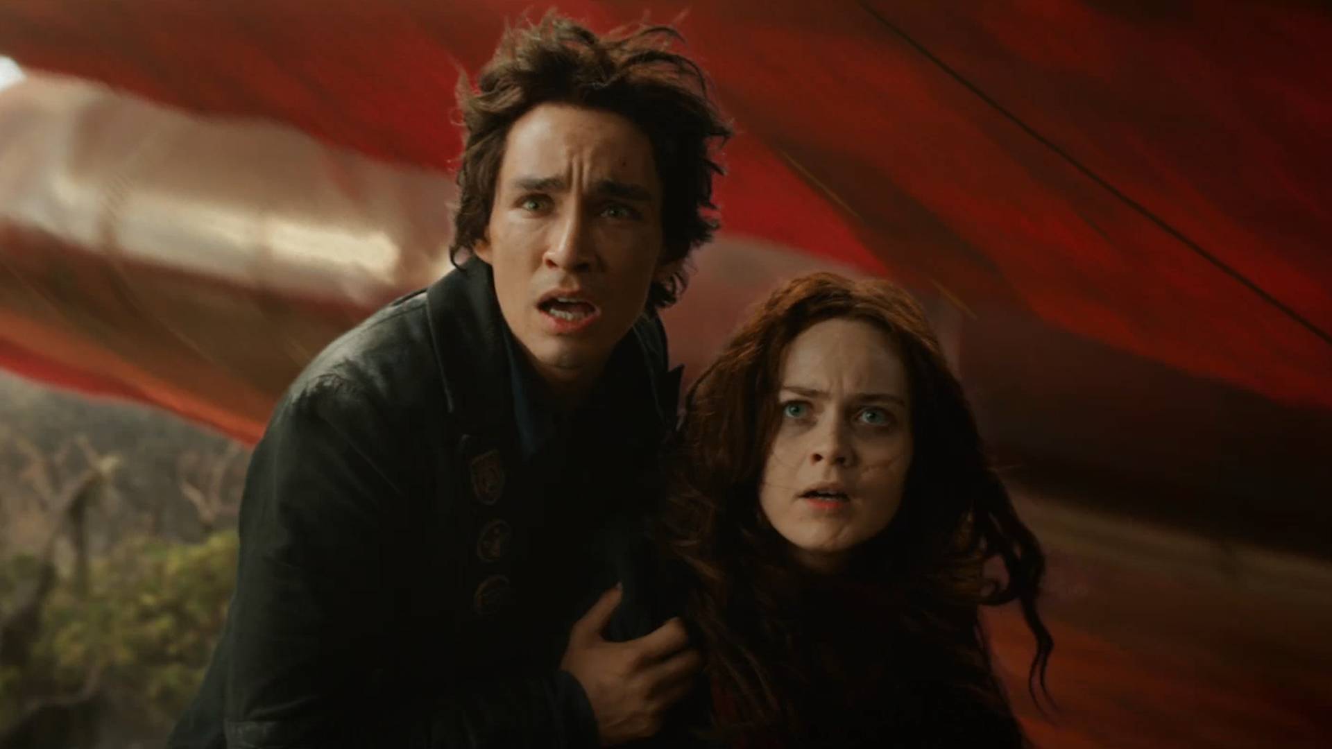 Robert Sheehan and Hera Hilmar as Tom and Hester in Mortal Engines